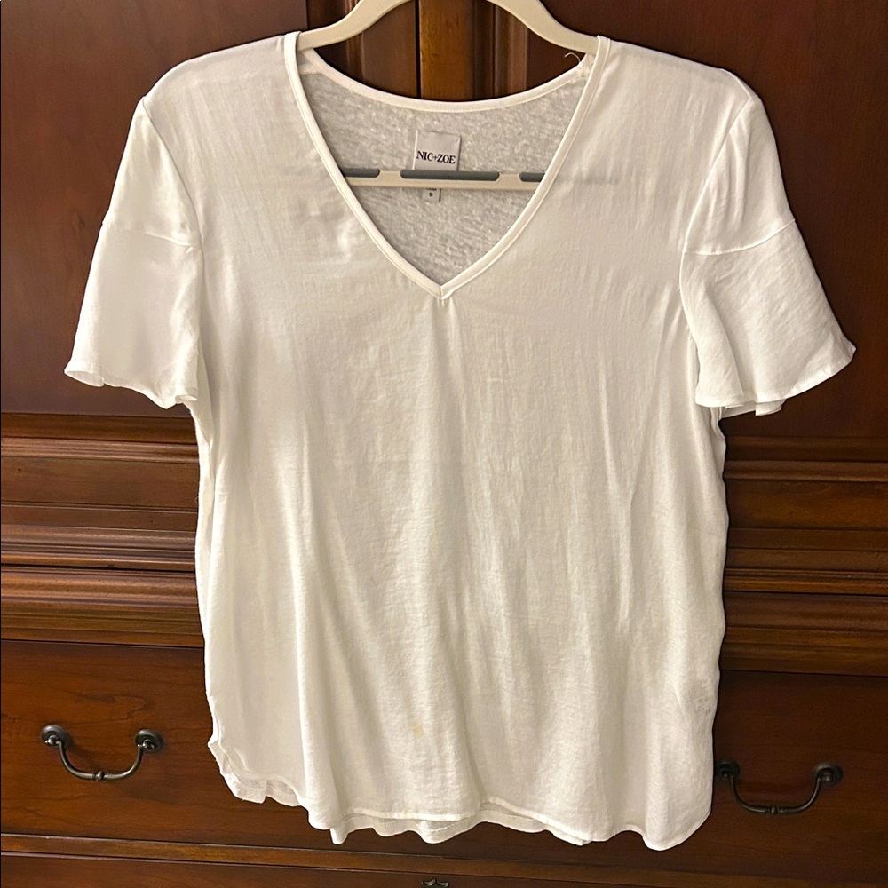 Nic & Zoe Classic White V Neck Short Sleeve Tee with flare sleeves/Sz S